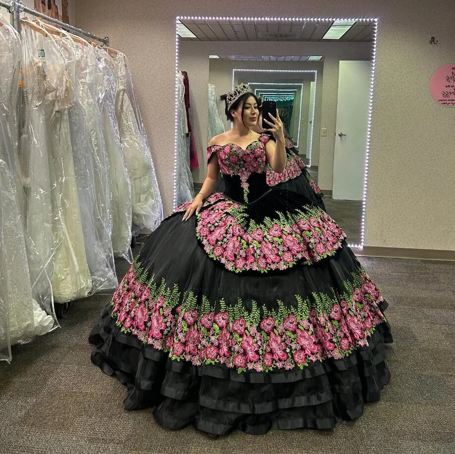 Черные бархатные платья Charro Quinceanera с открытыми плечами и цветочным рисунком, vestidos 15, принцессы, на шнуровке, для выпускного вечера
Черные бархатные платья Charro Quinceanera с открытыми плечами и цветочным рисунком, vestidos 15, принцессы, на шнуровке, для выпускного вечера