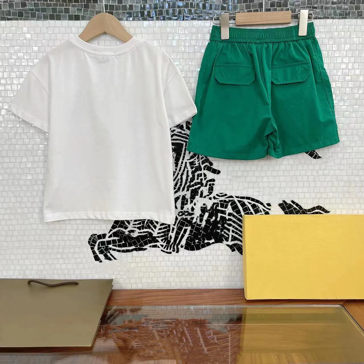 2022 Summer high quality fashion brand cotton lettered T-shirt + elastic waist pocket shorts two piece set for boys and girls
2022 Summer high quality fashion brand cotton lettered T-shirt + elastic waist pocket shorts two piece set for boys and girls