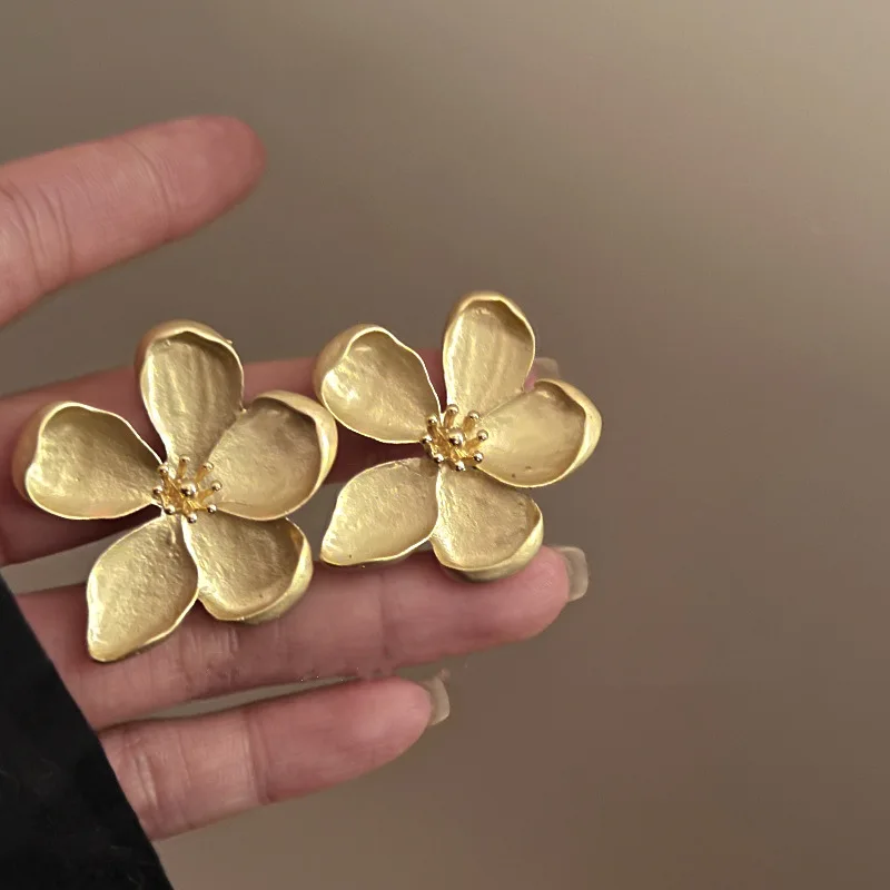 2022 New Retro French Metal Flower Earrings Exaggerated Light Luxury High-Grade Design Fairy Temperament Earrings
2022 New Retro French Metal Flower Earrings Exaggerated Light Luxury High-Grade Design Fairy Temperament Earrings