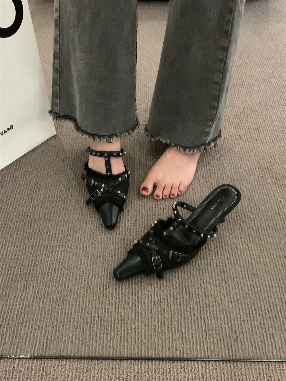 High-Heeled Shoes Lady Slippers Casual Med Slides Cover Toe Rivet Luxury Thin Fabric Retro PU Rome Pumps Fashion Rubber Cover To
High-Heeled Shoes Lady Slippers Casual Med Slides Cover Toe Rivet Luxury Thin Fabric Retro PU Rome Pumps Fashion Rubber Cover To