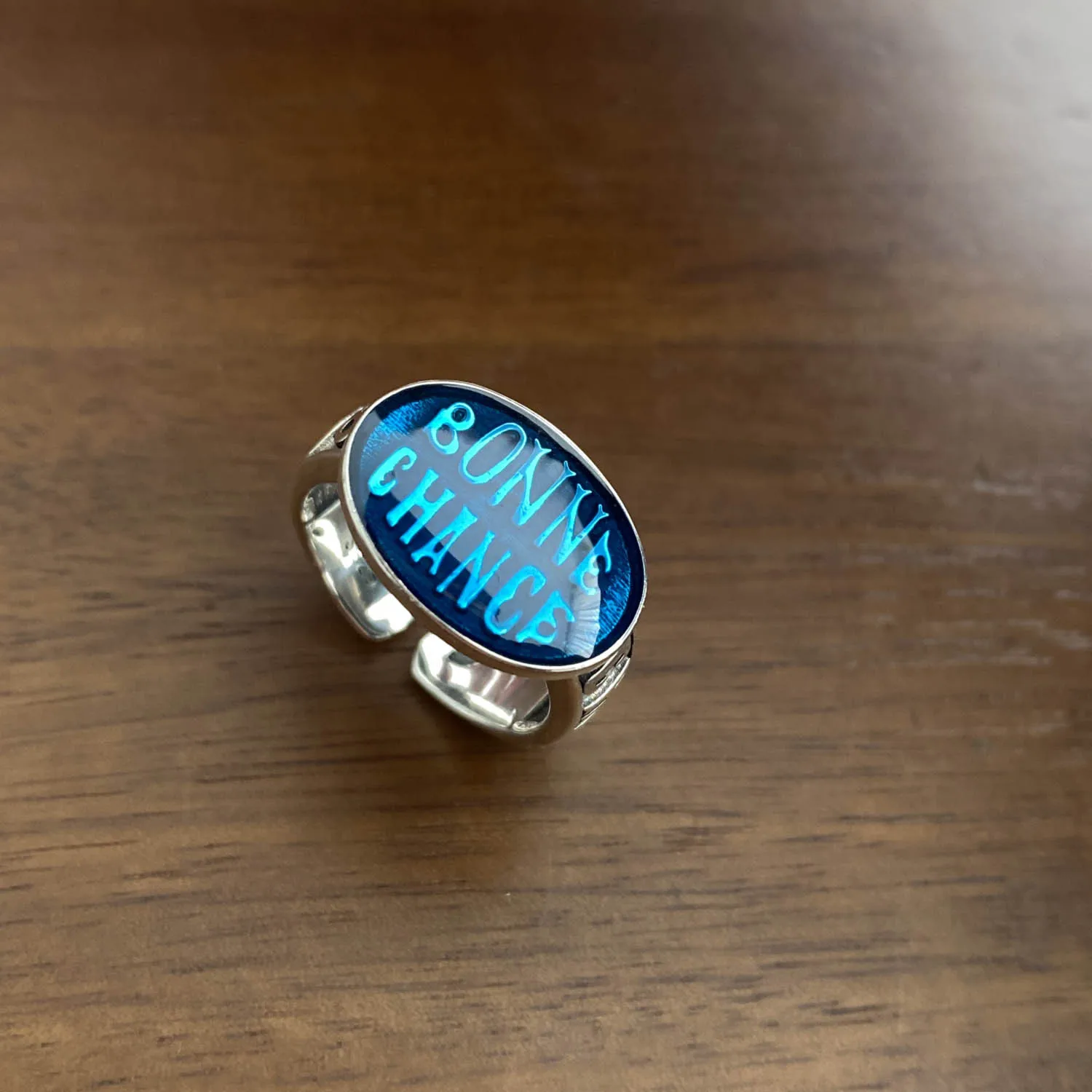 Foydjew Retro Thai Silver Blue Epoxy Resin Open Rings For Women Niche Design Fashion Personality Luxury Lucky Letter Ring
Foydjew Retro Thai Silver Blue Epoxy Resin Open Rings For Women Niche Design Fashion Personality Luxury Lucky Letter Ring
