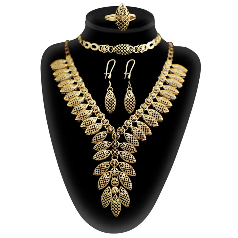 Комплект из колье, серёг, браслета и кольца
Комплект из колье, серёг, браслета и кольца