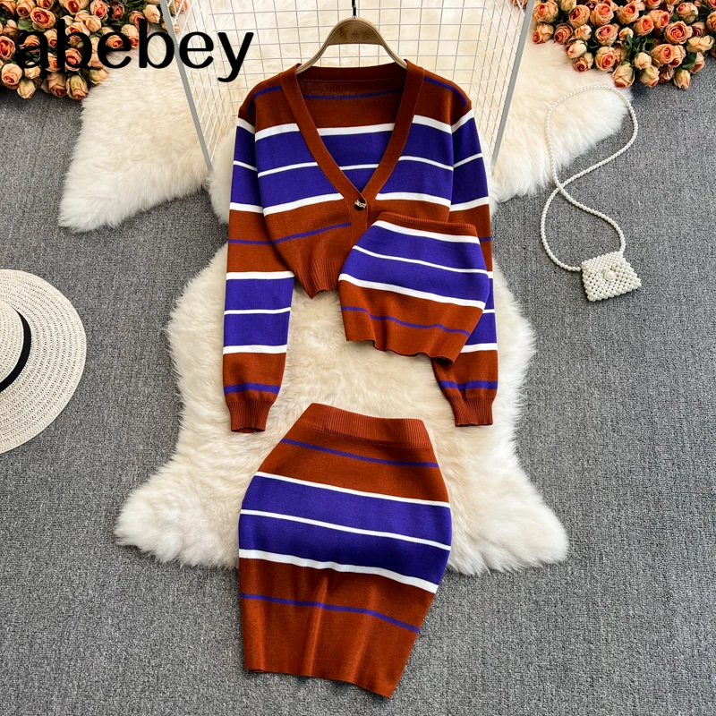 2022 New Spring Autumn Fashion V-Neck long sleeve striped knitted Cardigan + high waist wrap Skirt + strapless Vest 3-piece set
2022 New Spring Autumn Fashion V-Neck long sleeve striped knitted Cardigan + high waist wrap Skirt + strapless Vest 3-piece set