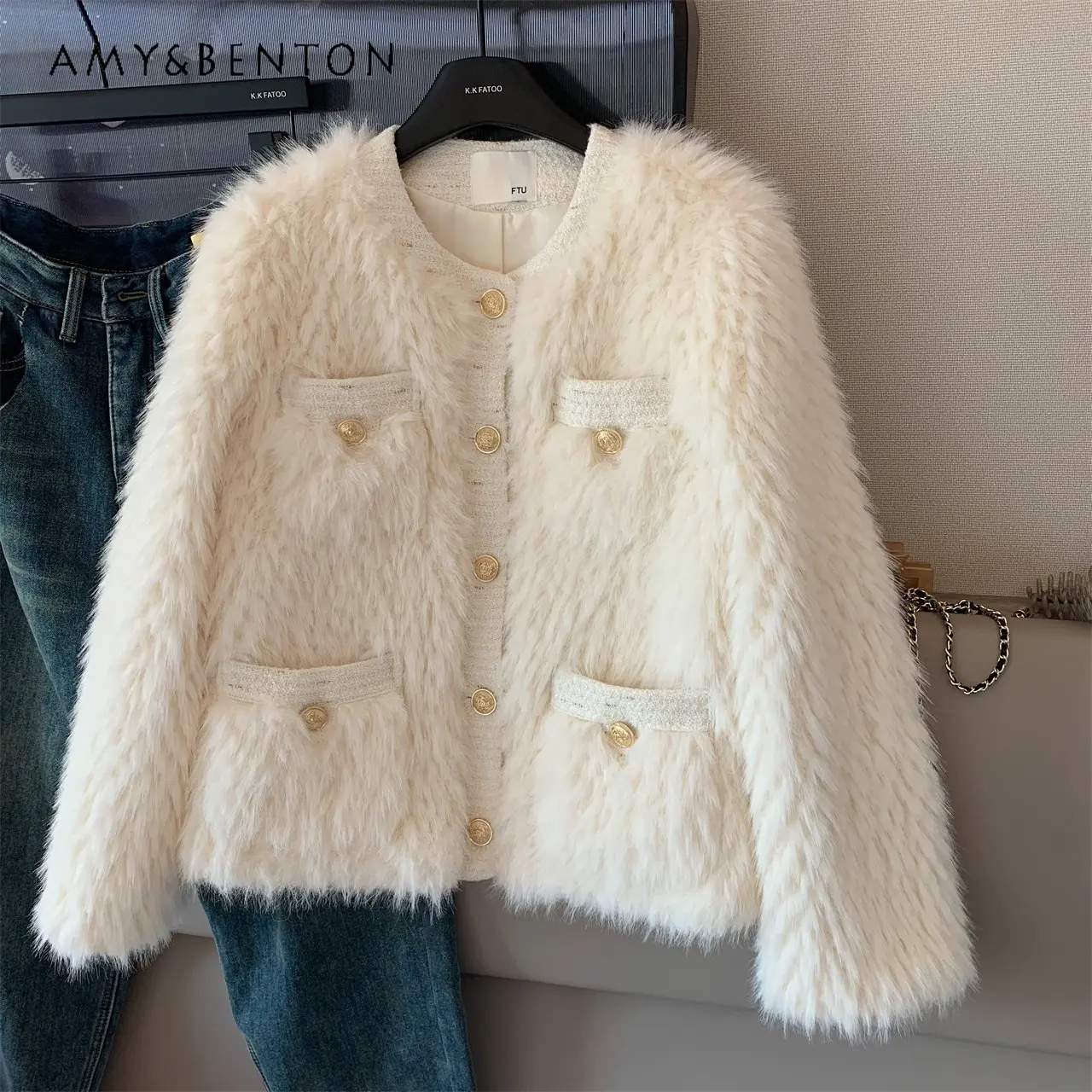 Stitching Woven Tweed Gold Buckle Woolen Short Coat for Women Winter New Fashion Round Neck Wool Coat for Ladies Fashion
Stitching Woven Tweed Gold Buckle Woolen Short Coat for Women Winter New Fashion Round Neck Wool Coat for Ladies Fashion