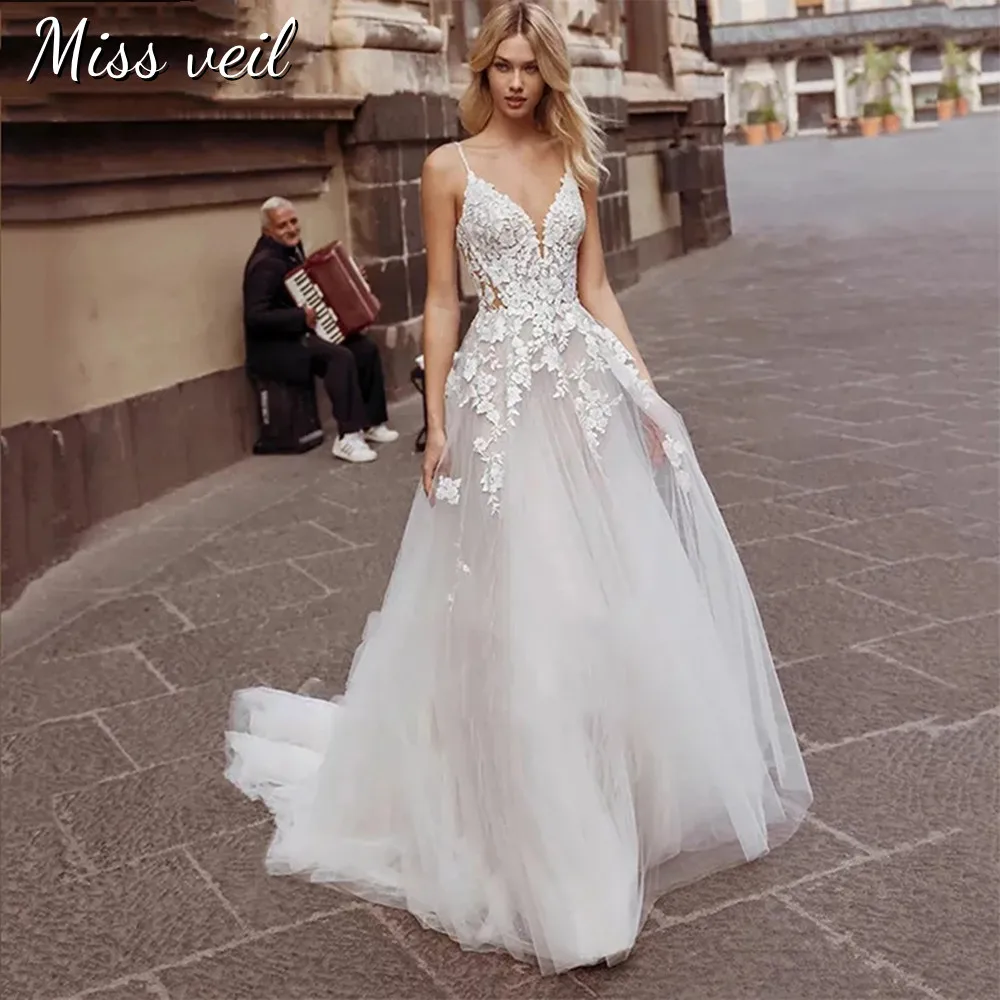 Miss veil Spaghetti Straps Wedding Dress Tulle Lace Appliques Bohemian A-Line Bridal Gown Sleeveless Court Train Robe De Soiee
Miss veil Spaghetti Straps Wedding Dress Tulle Lace Appliques Bohemian A-Line Bridal Gown Sleeveless Court Train Robe De Soiee