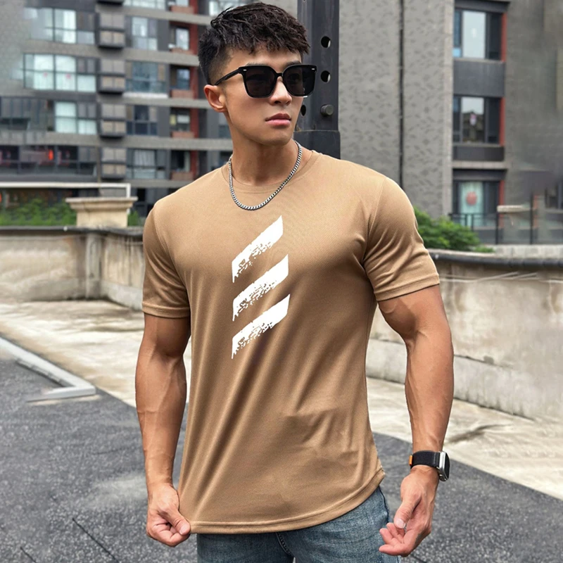 Новинка лета 2023, Уличная Повседневная Мужская футболка, сетчатый Быстросохнущий модный топ с круглым вырезом и короткими рукавами, Женская Спортивная одежда для фитнеса 
Новинка лета 2023, Уличная Повседневная Мужская футболка, сетчатый Быстросохнущий модный топ с круглым вырезом и короткими рукавами, Женская Спортивная одежда для фитнеса