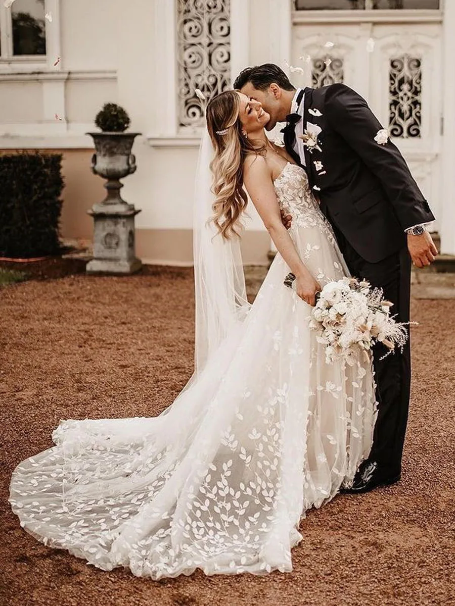 Beach A Line Wedding Dresses Glitter Deep V Neck Backless Lace 3D Floral Appliques Sleeveless Bridal Gowns Bow Belt Custom Made
Beach A Line Wedding Dresses Glitter Deep V Neck Backless Lace 3D Floral Appliques Sleeveless Bridal Gowns Bow Belt Custom Made