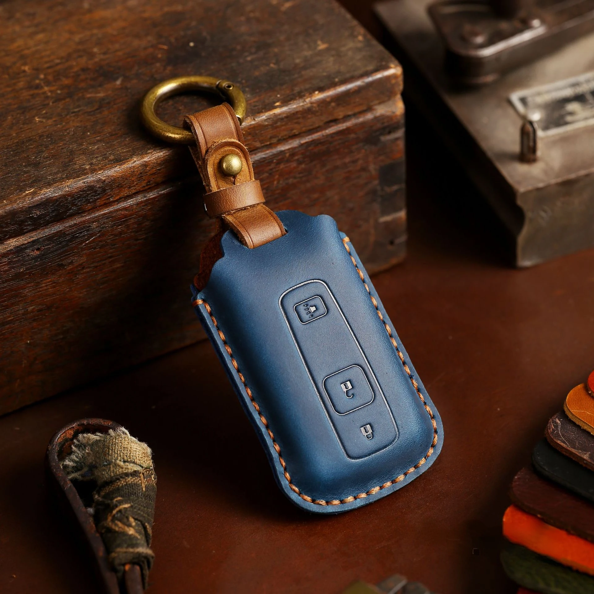 Leather Car Key Fob Case Cover Keyring Holder for Toyota Prius 20 RAV4 Camry 70 CHR C-HR Corolla 2018 2019 2020 3 Buttons Shell
Leather Car Key Fob Case Cover Keyring Holder for Toyota Prius 20 RAV4 Camry 70 CHR C-HR Corolla 2018 2019 2020 3 Buttons Shell