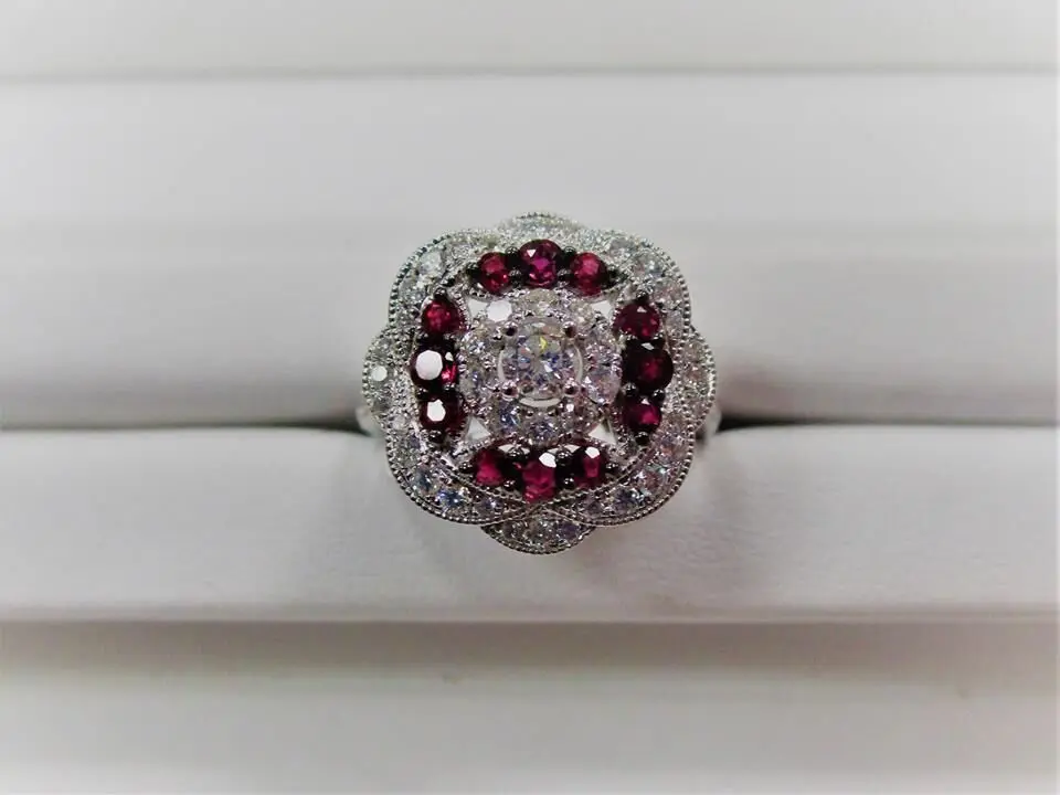 S925 Silver New Style Set Red Zircon Ring for Women with European and American Full Diamond Women's Engagement Ring
S925 Silver New Style Set Red Zircon Ring for Women with European and American Full Diamond Women's Engagement Ring