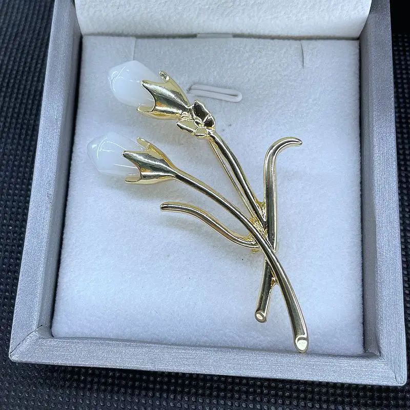New Magnolia Flower Pin Brooch Simple Imitation Jade Inlaid Flower Corsage Temperament Women's Jewelry Enamel Lapel Pins Gifts
New Magnolia Flower Pin Brooch Simple Imitation Jade Inlaid Flower Corsage Temperament Women's Jewelry Enamel Lapel Pins Gifts