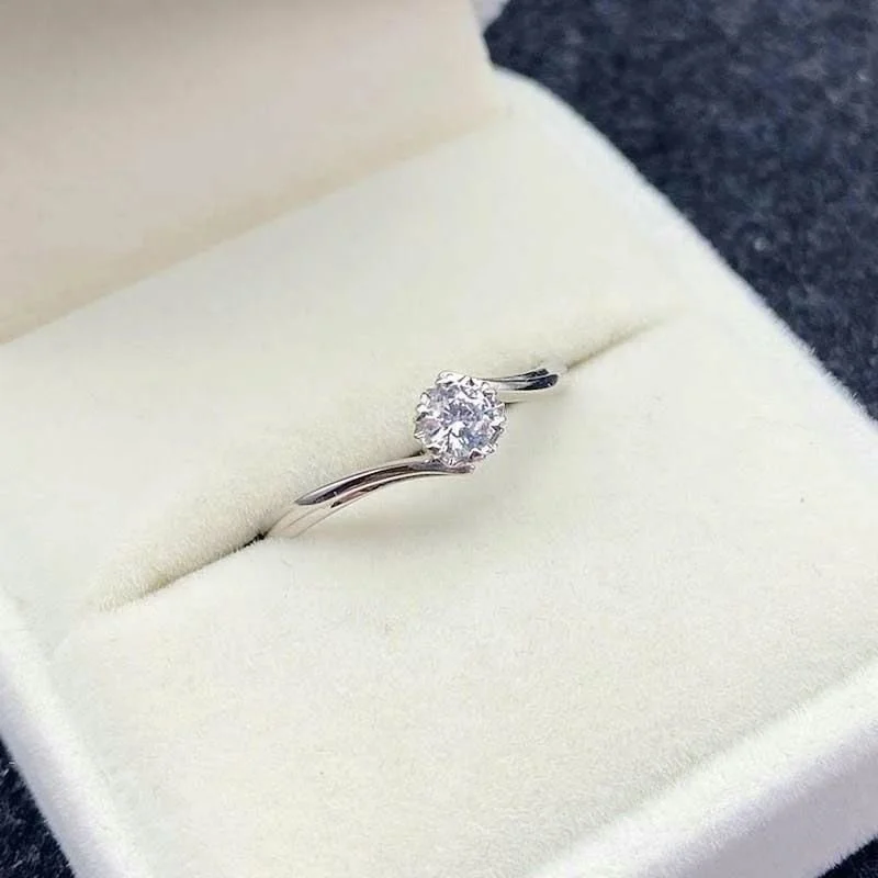 S925 Sterling 30 Snowflake Copy 100% Real Moissanite Stonee 50 Cent Silver Luxury Imitation Diamond Female Wedding Proposal Ring
S925 Sterling 30 Snowflake Copy 100% Real Moissanite Stonee 50 Cent Silver Luxury Imitation Diamond Female Wedding Proposal Ring