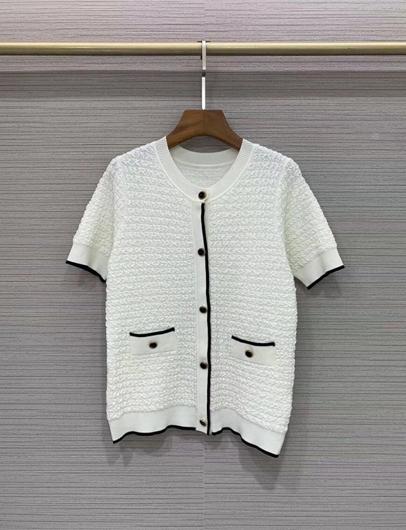2022 new women's fashion round neck three-dimensional wrinkled button and striped edge short-sleeved knitted top 721
2022 new women's fashion round neck three-dimensional wrinkled button and striped edge short-sleeved knitted top 721