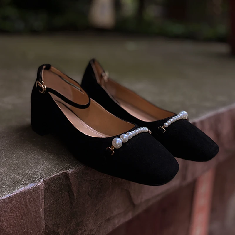 Туфли женские демисезонные на толстом каблуке, с жемчугом
Туфли женские демисезонные на толстом каблуке, с жемчугом