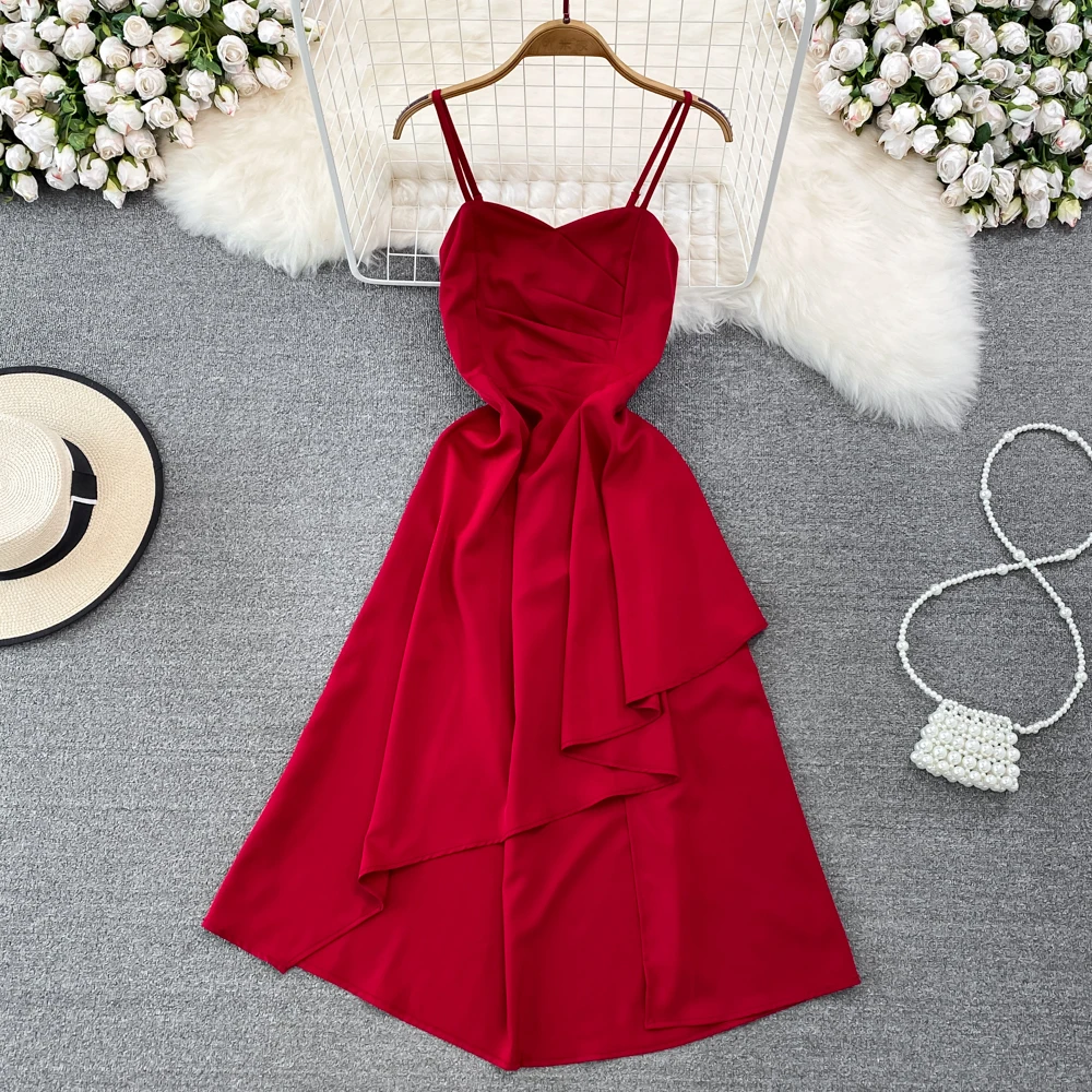 Платье женское средней длины на тонких бретельках, без рукавов
Платье женское средней длины на тонких бретельках, без рукавов