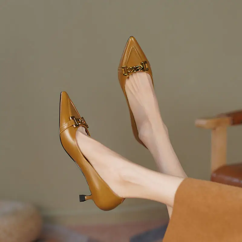 Женские кожаные туфли с острым носком, универсальные туфли с металлической пряжкой в стиле ретро, 2022 
Женские кожаные туфли с острым носком, универсальные туфли с металлической пряжкой в стиле ретро, 2022