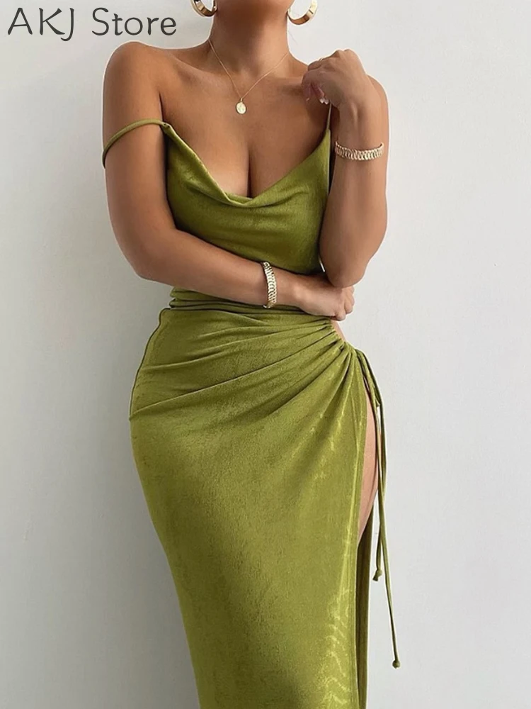 Женское вечернее платье на тонких бретельках с разрезом и рюшами
Женское вечернее платье на тонких бретельках с разрезом и рюшами