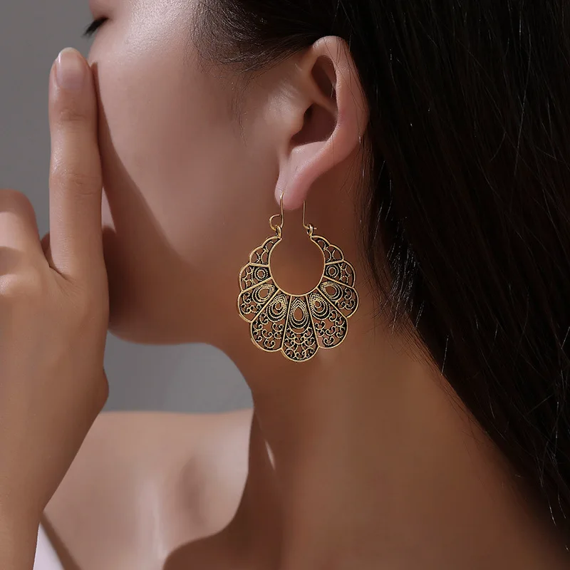 Hot Selling Ethnic Vintage Style Earrings for Women Bohemian Hollow Carved Fashion Geometric Metal Retro Pendientes Brincos New
Hot Selling Ethnic Vintage Style Earrings for Women Bohemian Hollow Carved Fashion Geometric Metal Retro Pendientes Brincos New