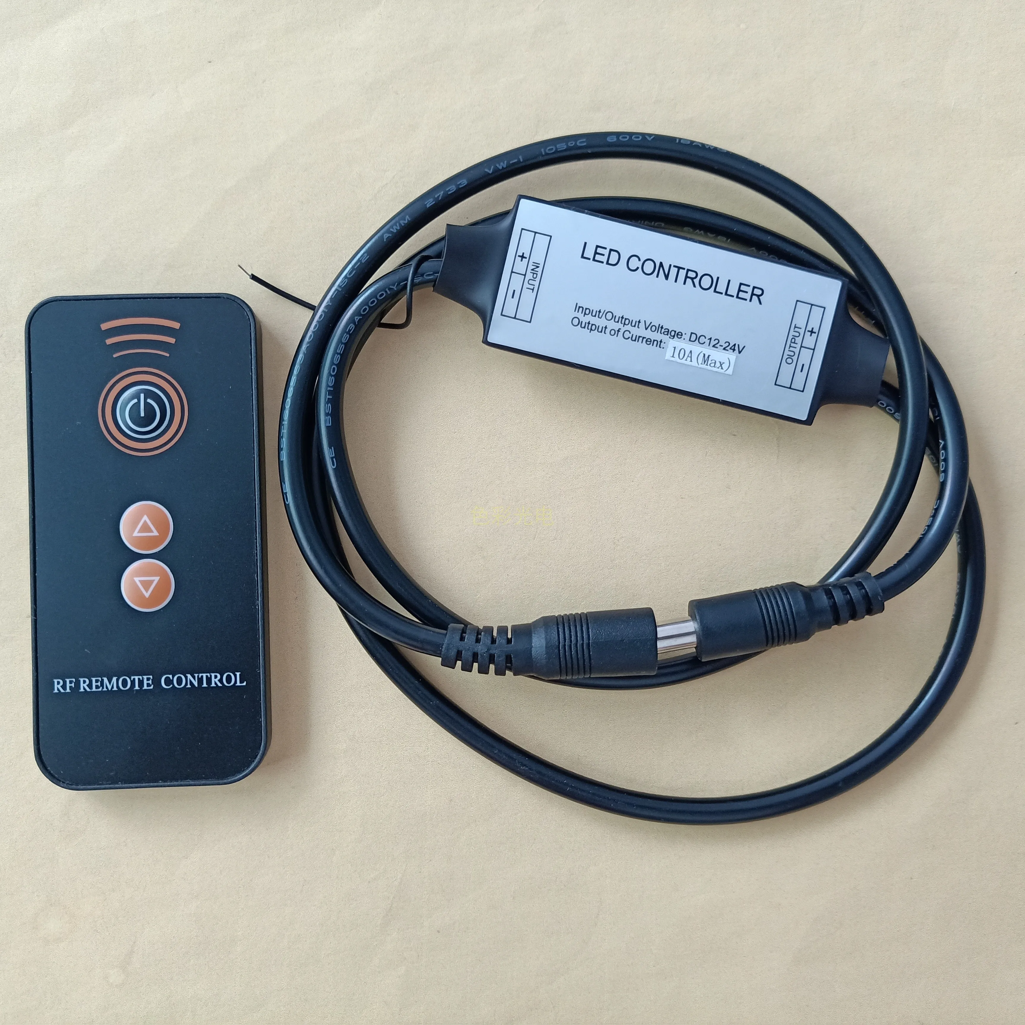 Mini dimmer RF wireless 3-key brightness adapter dc12v2v lamp with light bar controller high power 10A
Mini dimmer RF wireless 3-key brightness adapter dc12v2v lamp with light bar controller high power 10A