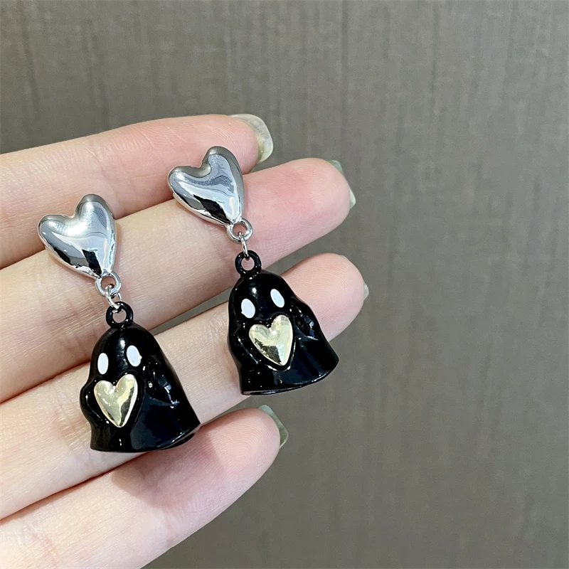 2023 New Black Ghost Pendant Heart-shaped Stud Earrings Personality Creative Women's Earrings Day Party Jewelry Gifts 
2023 New Black Ghost Pendant Heart-shaped Stud Earrings Personality Creative Women's Earrings Day Party Jewelry Gifts