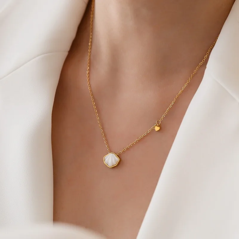 2023 New Sweet Ocean White Shell Stainless Steel Necklace Small Love Pendant Women's Choker Advanced Design Valentine's Day Gift
2023 New Sweet Ocean White Shell Stainless Steel Necklace Small Love Pendant Women's Choker Advanced Design Valentine's Day Gift