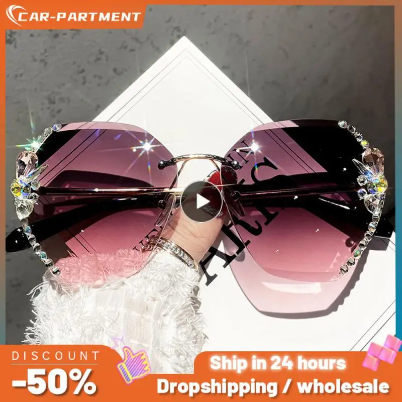 1PCS Vintage Rimless Rhinestone Sunglasses Brand Designer Sunglasses Retro Cutting Lens Gradient Sun Glasses Female Shades UV400
1PCS Vintage Rimless Rhinestone Sunglasses Brand Designer Sunglasses Retro Cutting Lens Gradient Sun Glasses Female Shades UV400