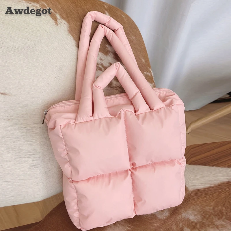 Light Weight Soft Puff Handbag for Women 2022 Trend Imitation Winter Shoulder Bag Female Plaid Quilted Fluffy Pillow Purse Totes
Light Weight Soft Puff Handbag for Women 2022 Trend Imitation Winter Shoulder Bag Female Plaid Quilted Fluffy Pillow Purse Totes