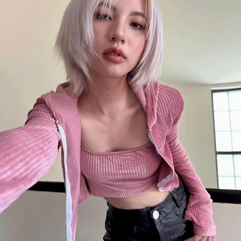 Женский трикотажный комплект из 2 предметов, укороченная толстовка на молнии с длинным рукавом и укороченный топ, розового цвета, Y2k, Клубная...
Женский трикотажный комплект из 2 предметов, укороченная толстовка на молнии с длинным рукавом и укороченный топ, розового цвета, Y2k, Клубная...