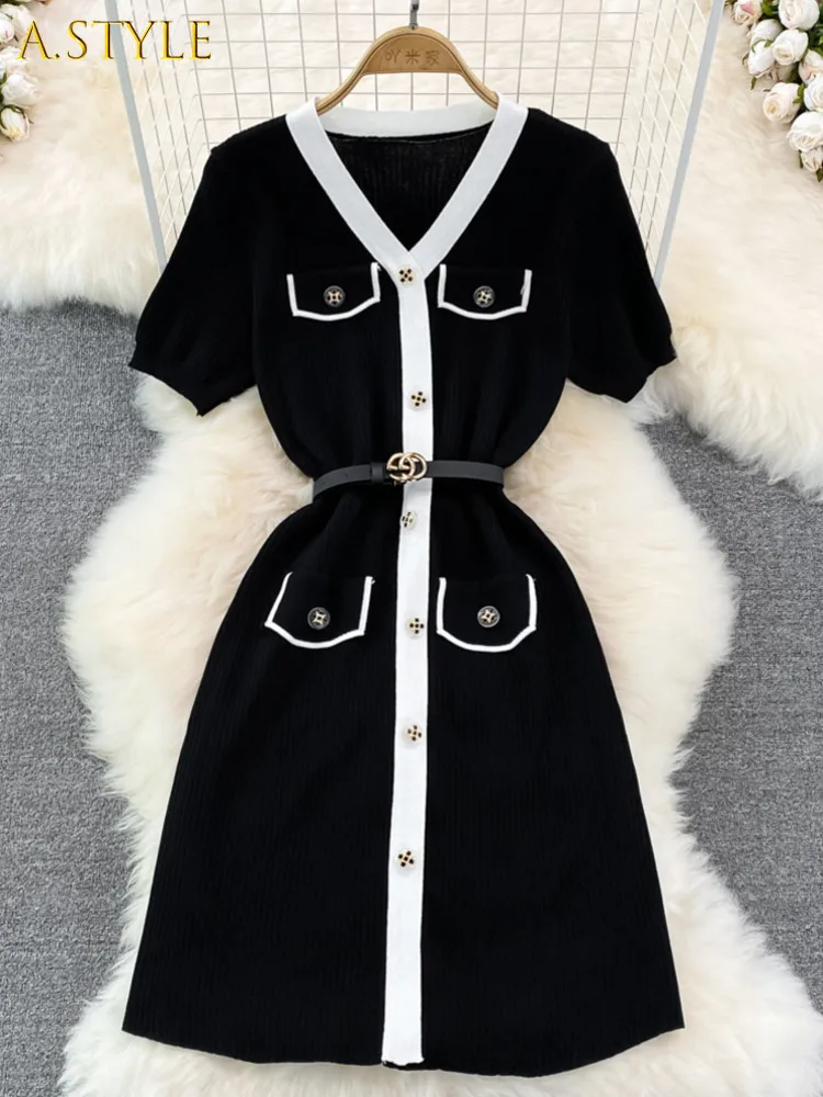 2022 Summer New High Quality Chic V-Neck Short Sleeve Knitted Dress Women Slim Splicing Elegant Single Breasted Dress With Belt
2022 Summer New High Quality Chic V-Neck Short Sleeve Knitted Dress Women Slim Splicing Elegant Single Breasted Dress With Belt