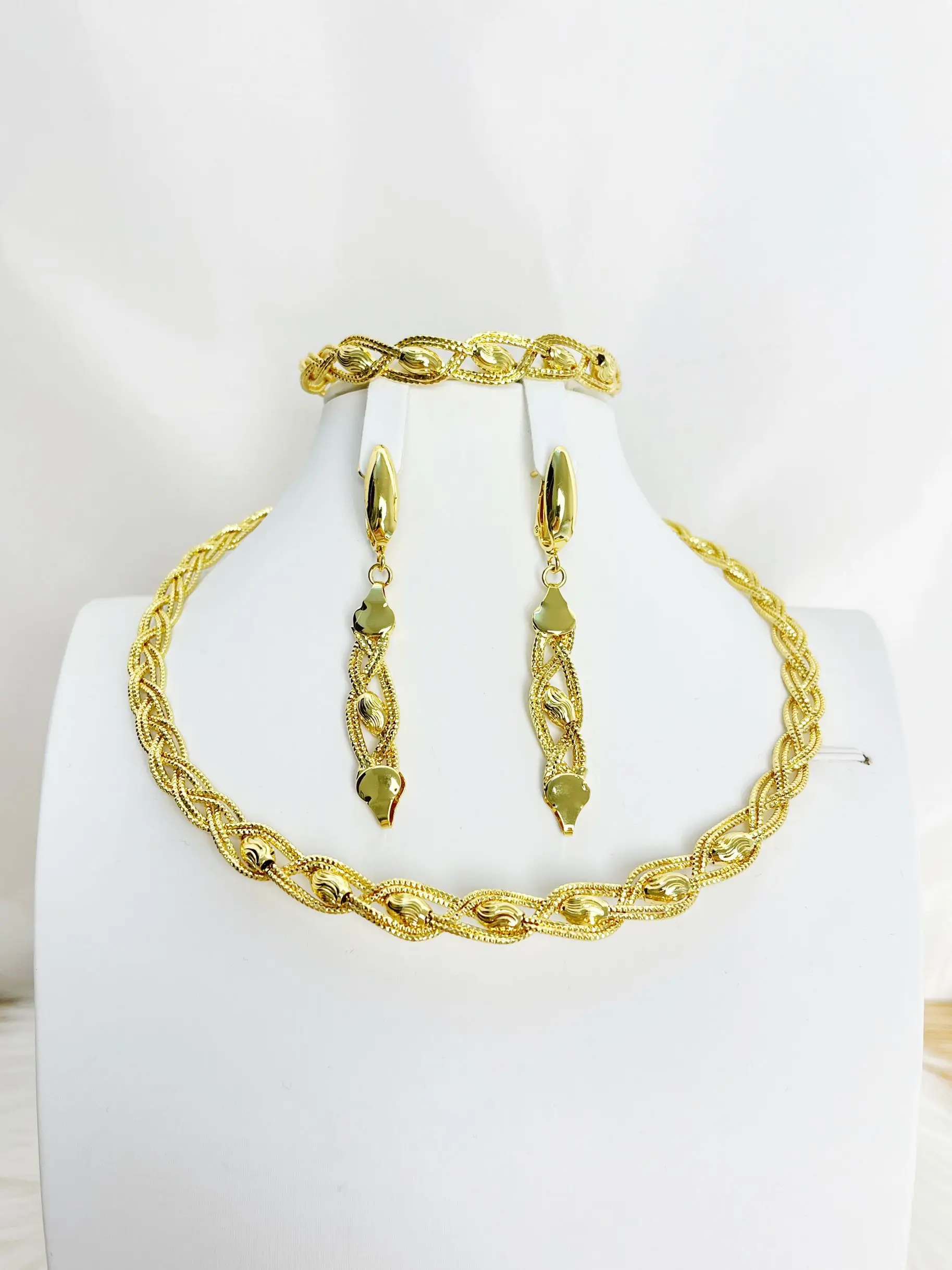 Necklace Earrings Four-Piece Set of Gold Color Fashion Jewelry Ladies Wear Party Wedding Anniversary
Necklace Earrings Four-Piece Set of Gold Color Fashion Jewelry Ladies Wear Party Wedding Anniversary