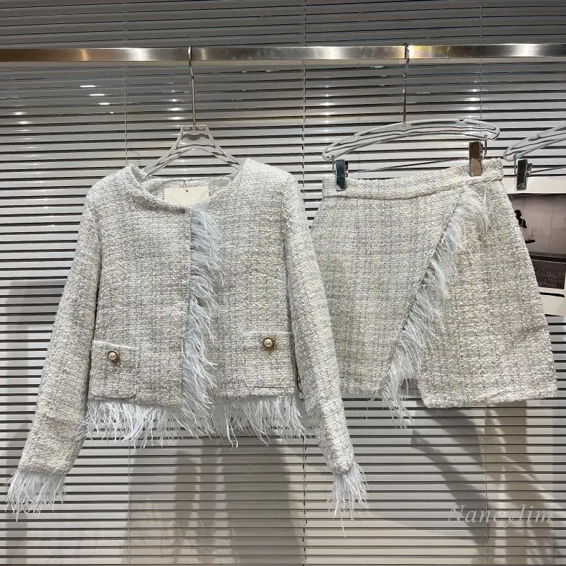 2022 Autumn Women's Woolen Skirts Sets Two Piece Suits New Ostrich Feather Tweed Short Coat + Beveled Edge Mini Skirt Outfits
2022 Autumn Women's Woolen Skirts Sets Two Piece Suits New Ostrich Feather Tweed Short Coat + Beveled Edge Mini Skirt Outfits