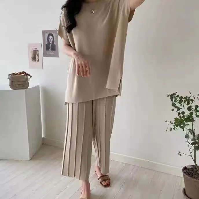Summer Ice Silk Knitted Women's Tracksuit Korean Fashion Loose Batwing Sleeve Pullover Tops Pleated Wide Leg Pants Two Piece Set
Summer Ice Silk Knitted Women's Tracksuit Korean Fashion Loose Batwing Sleeve Pullover Tops Pleated Wide Leg Pants Two Piece Set