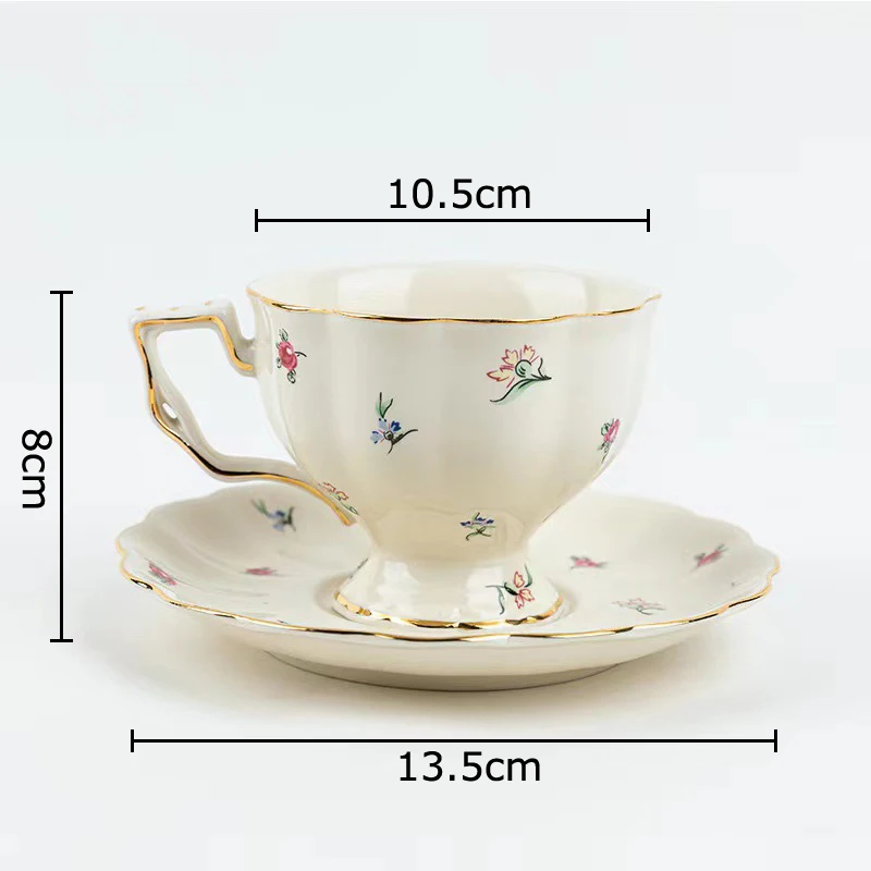 Керамическая чашка с цветочным узором
Керамическая чашка с цветочным узором