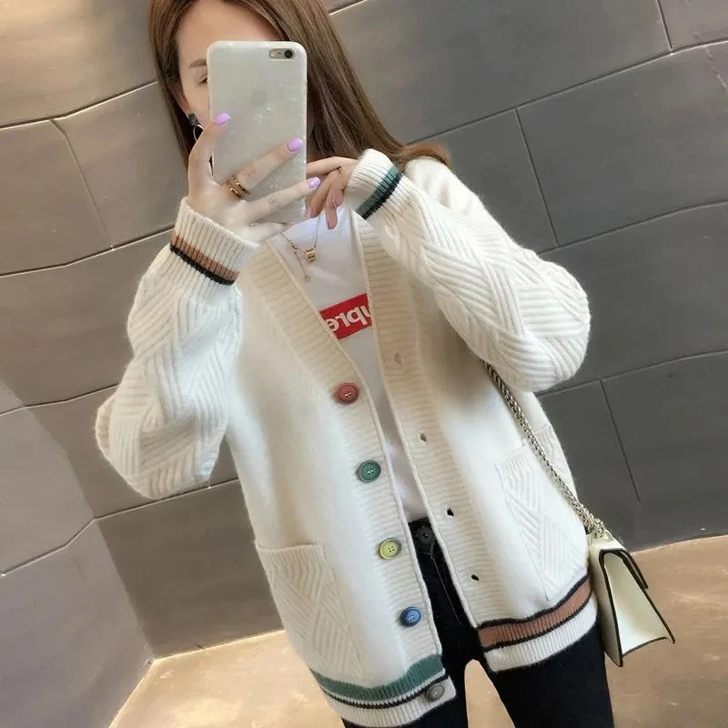 Women's Comfortable Autumn and Winter Knitted Embroidered Cardigan Temperament Age Reduction Loose Sweater Coat
Women's Comfortable Autumn and Winter Knitted Embroidered Cardigan Temperament Age Reduction Loose Sweater Coat