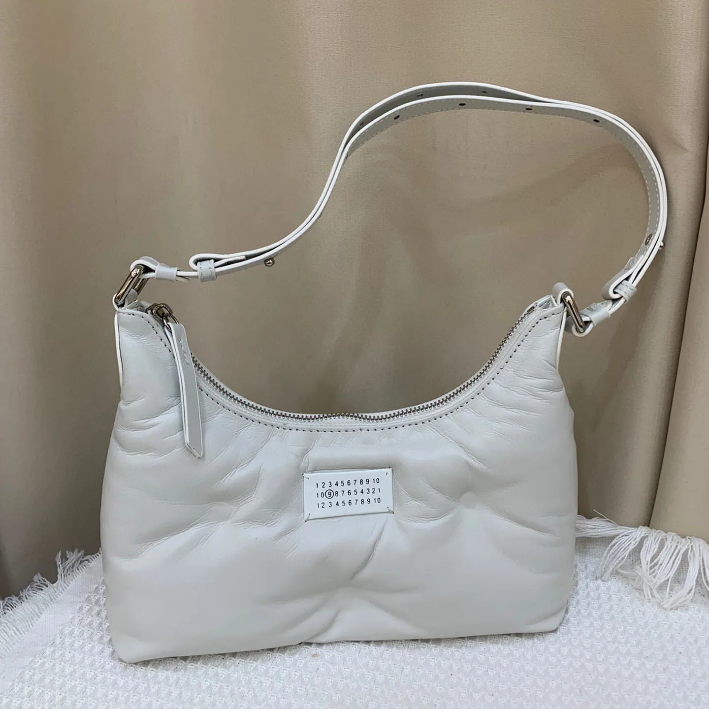 Women's leather bag2022Autumn and Winter new sheepskin Magila underarm bag fashion high sense shoulder bag women's bag wholesale
Women's leather bag2022Autumn and Winter new sheepskin Magila underarm bag fashion high sense shoulder bag women's bag wholesale