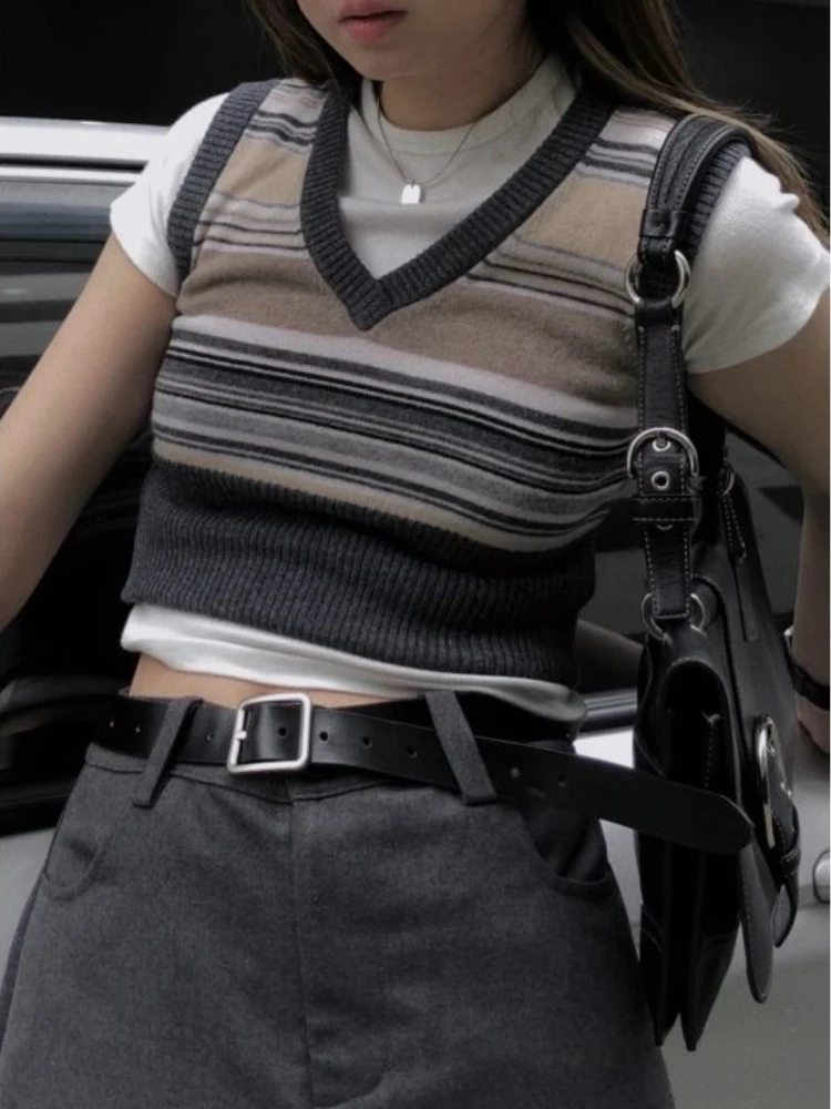 Vintage Preppy Sweater Vest Women Autumn 2022 V-neck Striped Casual Korean Fashion Slim Knit Sleeveless Vests Pullover
Vintage Preppy Sweater Vest Women Autumn 2022 V-neck Striped Casual Korean Fashion Slim Knit Sleeveless Vests Pullover