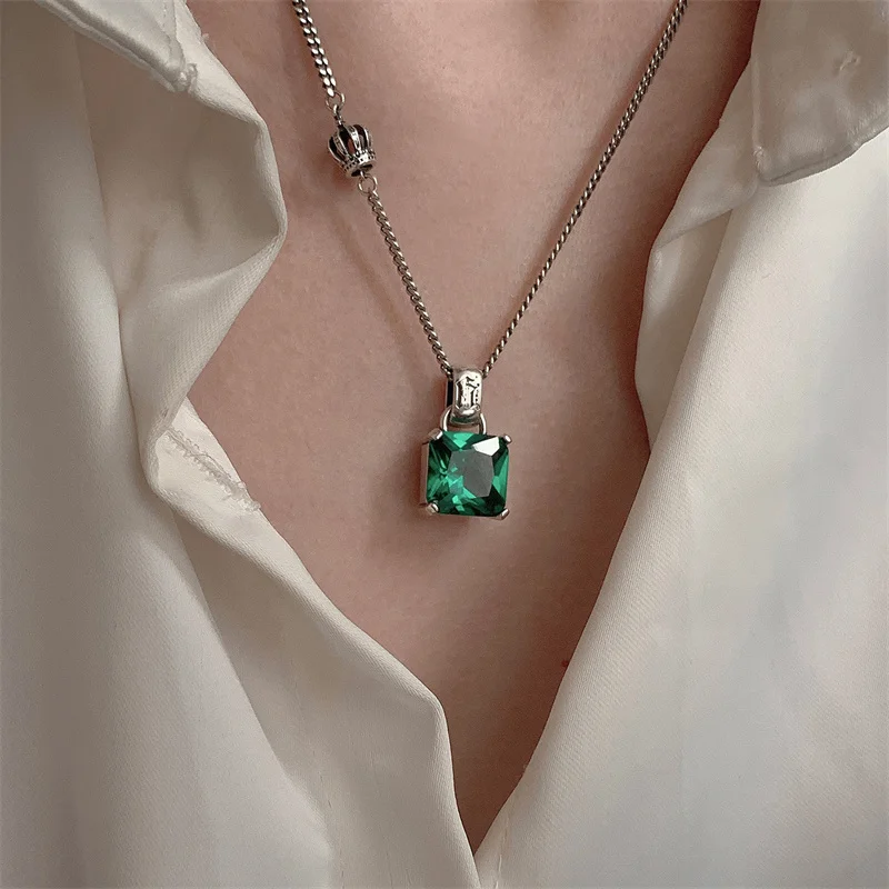 Hiphop Geometric Green Zircon Stone Pendant Necklaces Crown Chain Necklace for Women Girls Trendy Party Birthday Jewelry Gifts
Hiphop Geometric Green Zircon Stone Pendant Necklaces Crown Chain Necklace for Women Girls Trendy Party Birthday Jewelry Gifts