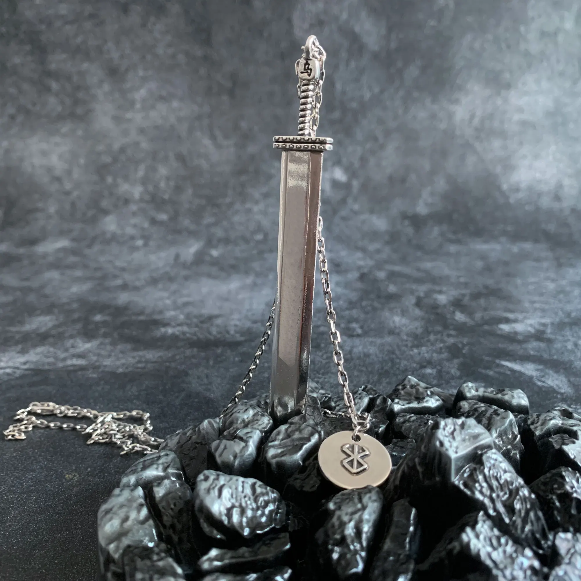 Game Berserk Guts Sword Necklaces Legend Warrior Sword Metal Pendant Chains Necklaces for Men Cosplay Jewelry Accessories
Game Berserk Guts Sword Necklaces Legend Warrior Sword Metal Pendant Chains Necklaces for Men Cosplay Jewelry Accessories