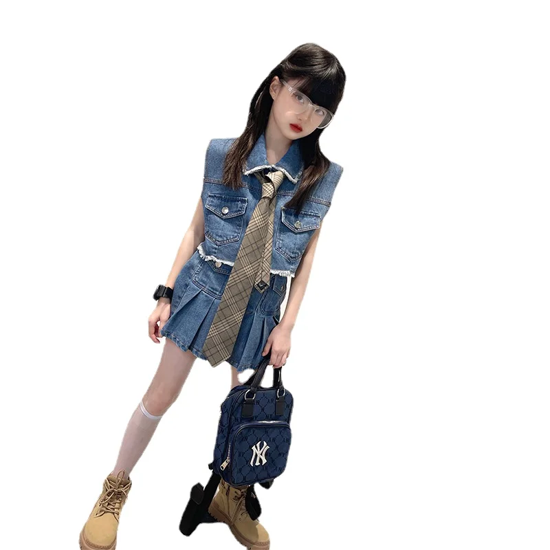 Girls' denim suit 2022 summer new middle-aged children's retro fashionable vest vest skirt
Girls' denim suit 2022 summer new middle-aged children's retro fashionable vest vest skirt