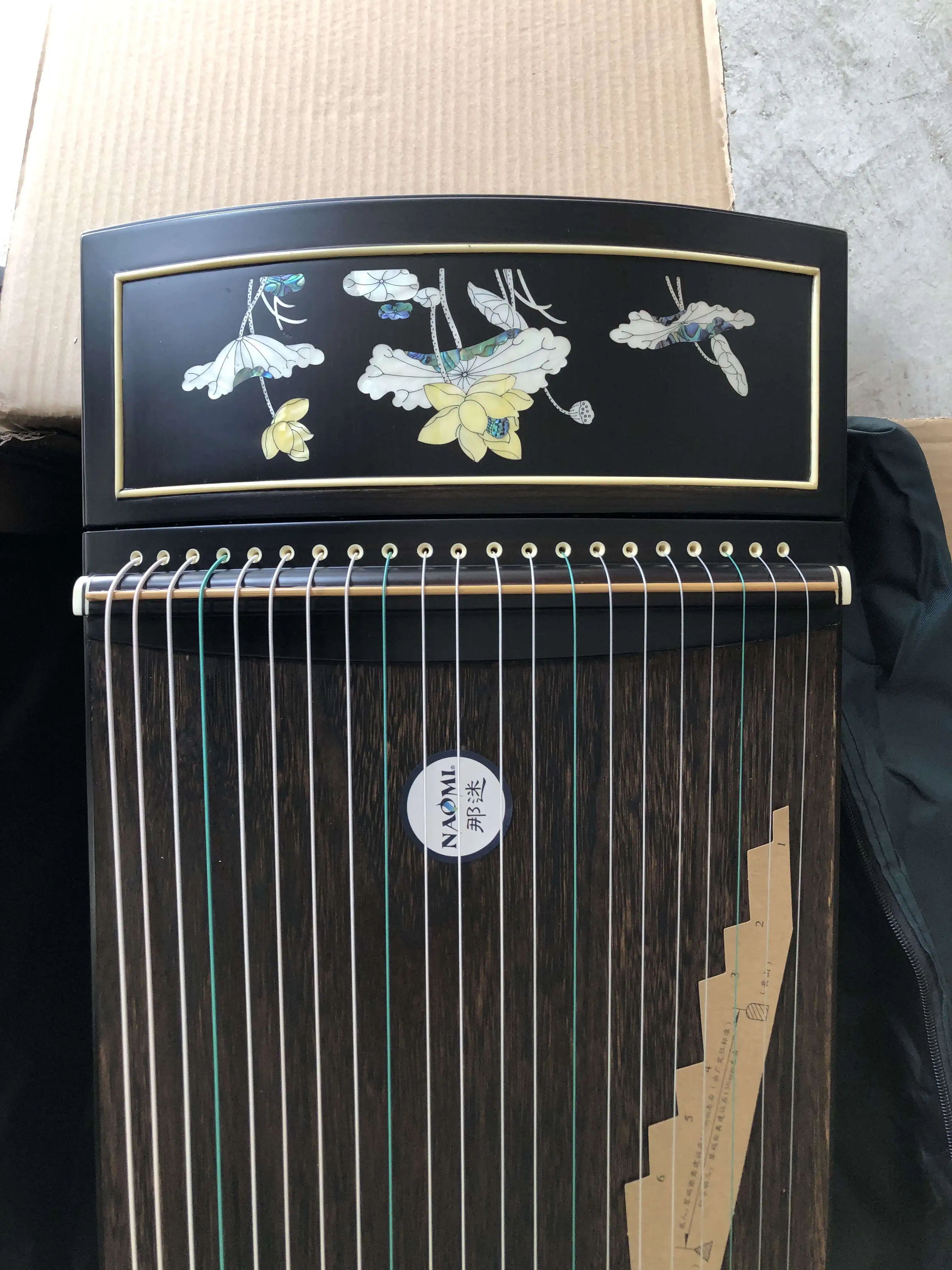 NAOMI Advanced Level Black Sandalwood Guzheng Instrument 21 Strings Chinese Zither Lotus Pattern Inlay Harp Full Accessories
NAOMI Advanced Level Black Sandalwood Guzheng Instrument 21 Strings Chinese Zither Lotus Pattern Inlay Harp Full Accessories
