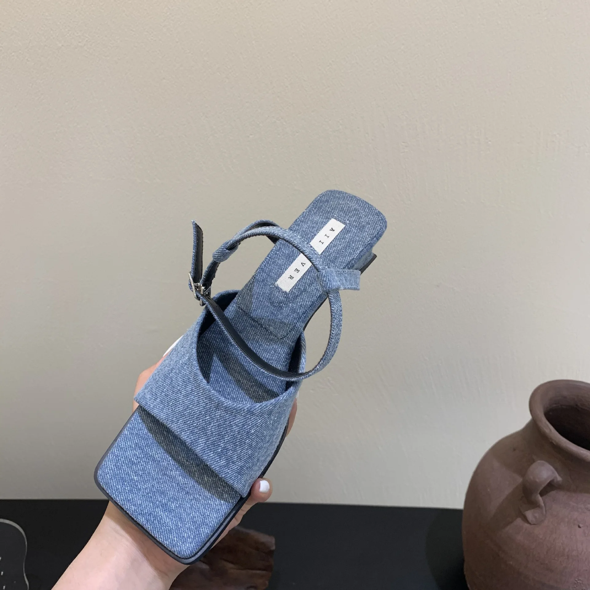 Buckle Strap Low Sandals Woman Leather 2022 Summer Square Toe Female Shoe Clear Heels Med Low-heeled Retro Girls New Block Denim
Buckle Strap Low Sandals Woman Leather 2022 Summer Square Toe Female Shoe Clear Heels Med Low-heeled Retro Girls New Block Denim