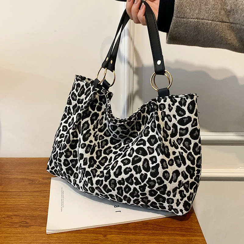 Women 2023 New Fashion Popular Women's Shoulder Bag Hand Bag Casual Design Simple Sense Large Capacity Leopard Print Tote Bag
Women 2023 New Fashion Popular Women's Shoulder Bag Hand Bag Casual Design Simple Sense Large Capacity Leopard Print Tote Bag