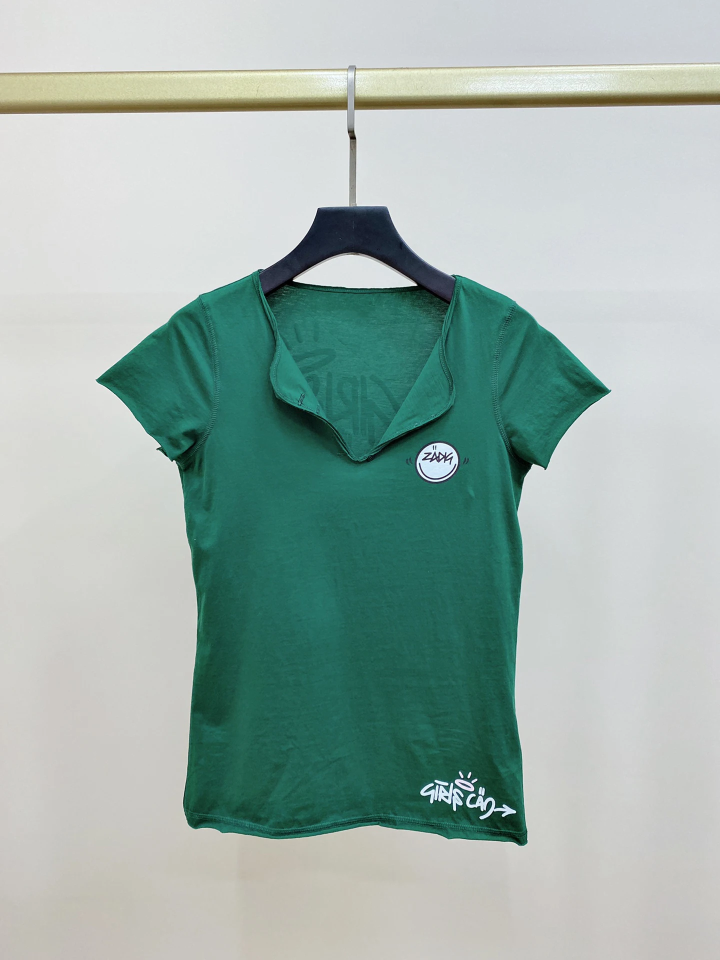 Women T-shirt 2022 New Letter Print V-neck Short Sleeves 100% Cotton Green T-shirt
Women T-shirt 2022 New Letter Print V-neck Short Sleeves 100% Cotton Green T-shirt