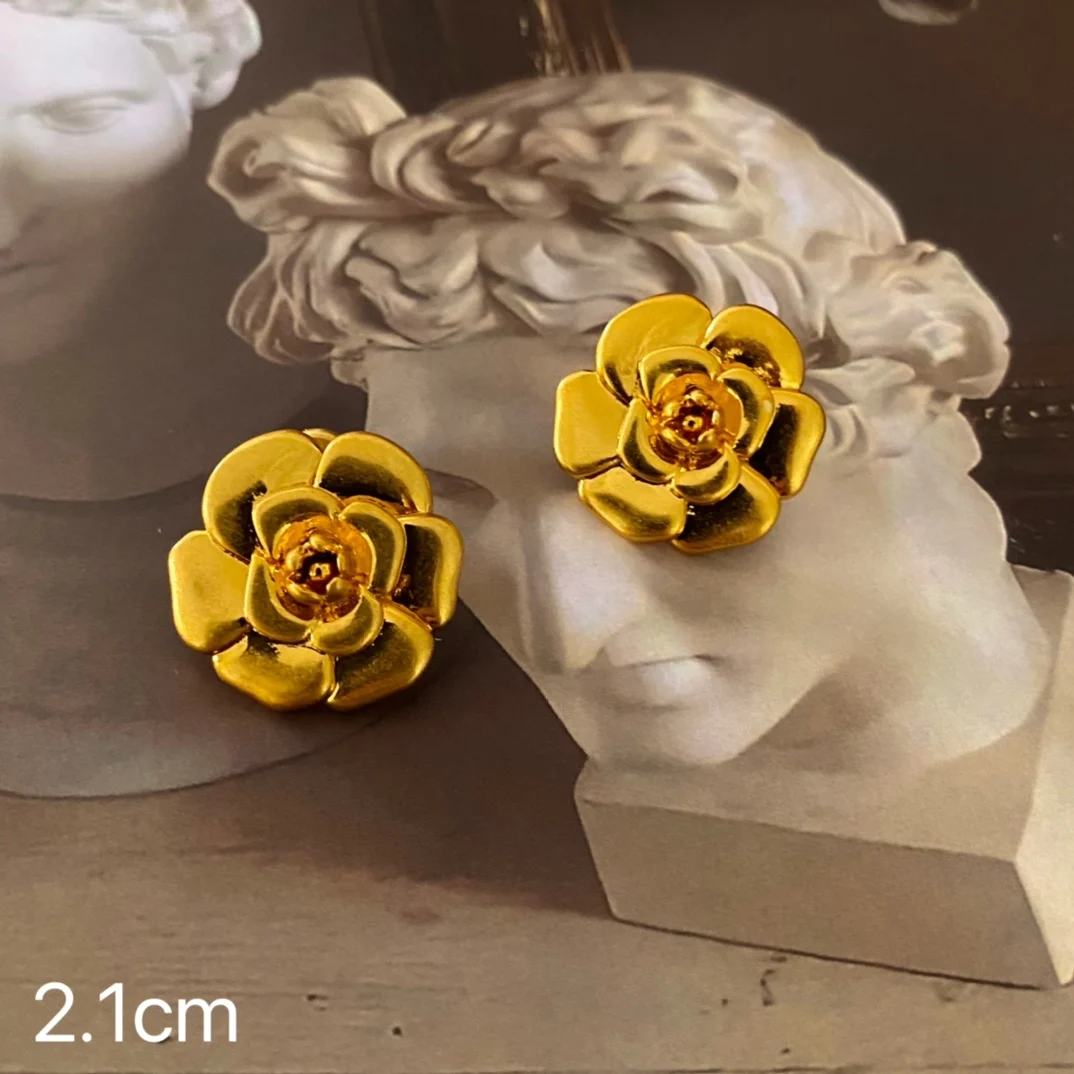 High-quality sweet and fashionable personality middle-aged pearl middle-aged earrings
High-quality sweet and fashionable personality middle-aged pearl middle-aged earrings