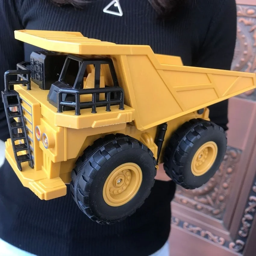 1:24 22CM 6CH RC Truck Dumper Engineering Vehicle Excavator 2.4G Radio Controlled Cars Children Toys for Boys Gift Free Shipping 
1:24 22CM 6CH RC Truck Dumper Engineering Vehicle Excavator 2.4G Radio Controlled Cars Children Toys for Boys Gift Free Shipping