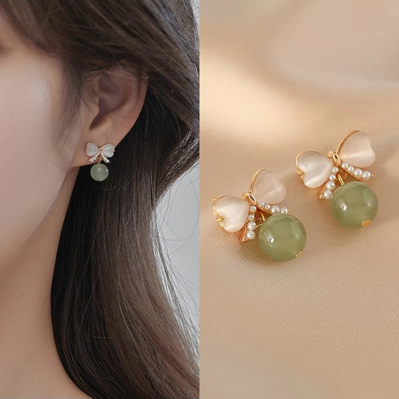KADRUFI Vintage Pearl Bow Green Stone Earrings Stud for Women Round Resin Stud Earring Korean Fashion Temperament Jewelry Gift
KADRUFI Vintage Pearl Bow Green Stone Earrings Stud for Women Round Resin Stud Earring Korean Fashion Temperament Jewelry Gift