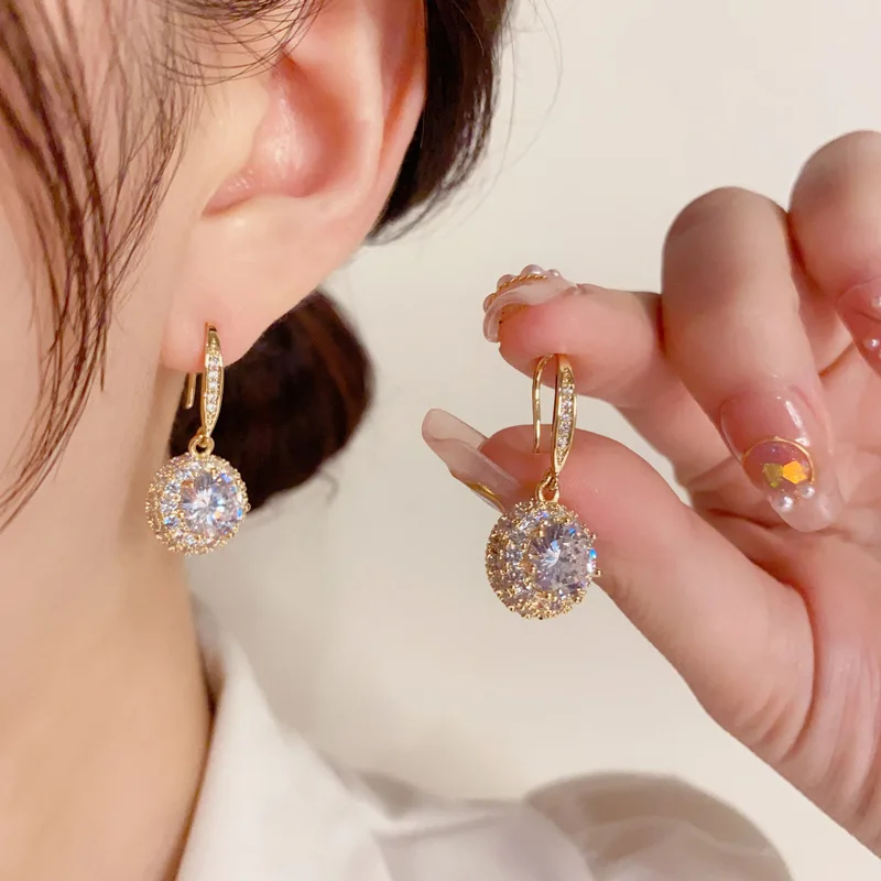 2022 New Fashion Delicate Fashion Light Luxury High Grade Full Zirconium Round Earhook Unique Versatile Eardrop.
2022 New Fashion Delicate Fashion Light Luxury High Grade Full Zirconium Round Earhook Unique Versatile Eardrop.