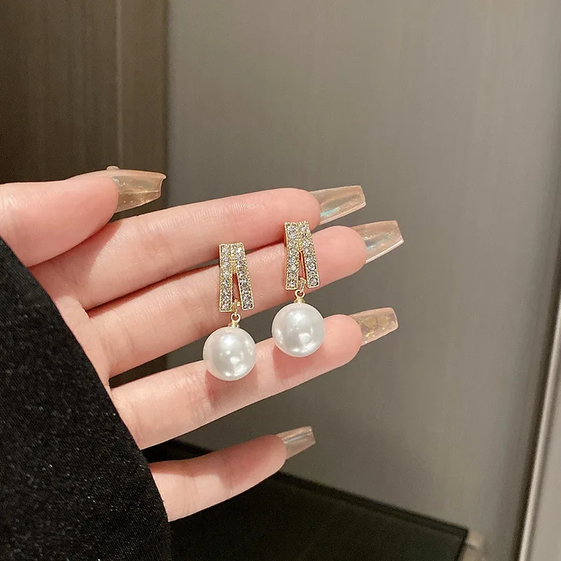 Korean Luxury White Pearl Drop Earrings for Women Shiny Rhinestone Temperament Earring Wedding Party Engagement Jewelry Gifts
Korean Luxury White Pearl Drop Earrings for Women Shiny Rhinestone Temperament Earring Wedding Party Engagement Jewelry Gifts