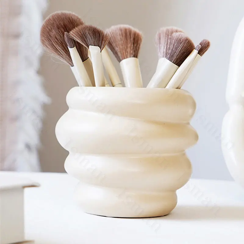 Creative Honey Pot Shape Storage Jars Nordic Stationery Pen Barrel Makeup Brush Barrel Dried Flower Matte Ceramic Vase Ornaments
Creative Honey Pot Shape Storage Jars Nordic Stationery Pen Barrel Makeup Brush Barrel Dried Flower Matte Ceramic Vase Ornaments