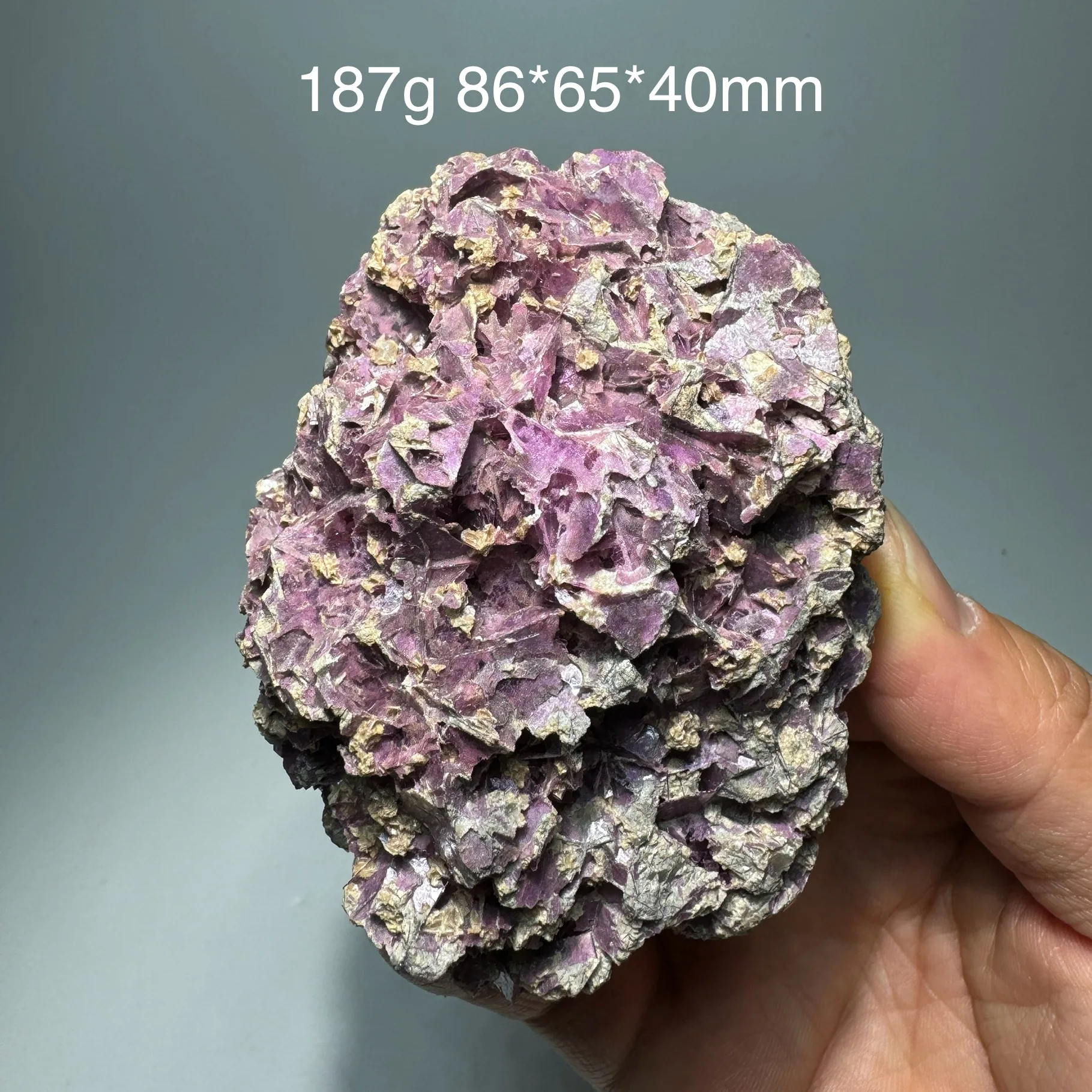 Натуральный красный стренгит рубин 187г
Натуральный красный стренгит рубин 187г