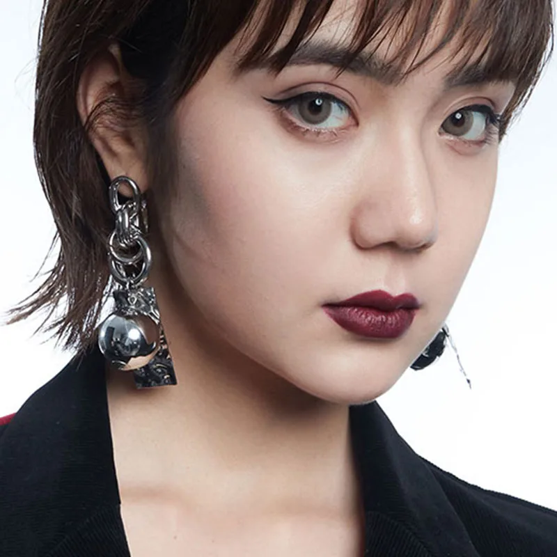 Kimitoshi Grotesque Girl Big FaceSmall модные персонализированные крупные Спиральные серьги
Kimitoshi Grotesque Girl Big FaceSmall модные персонализированные крупные Спиральные серьги